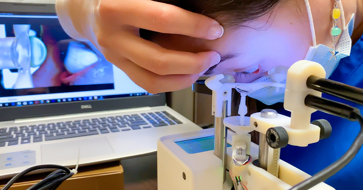 This robot will put your contact lenses in for you