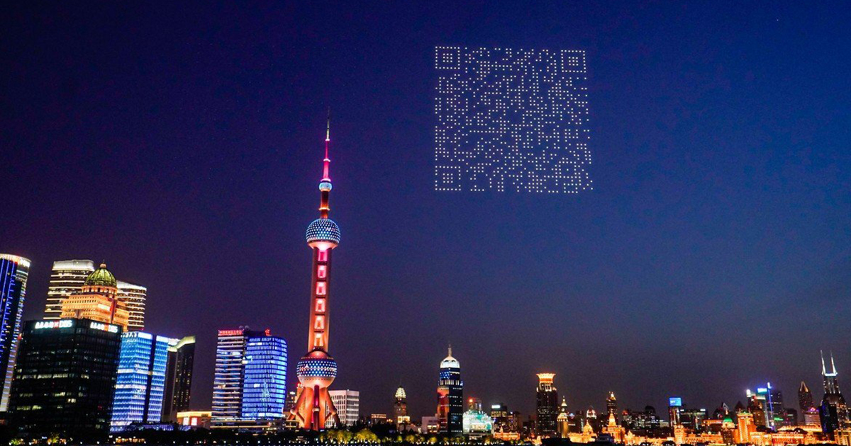 Drone light show creates scannable QR code in the sky