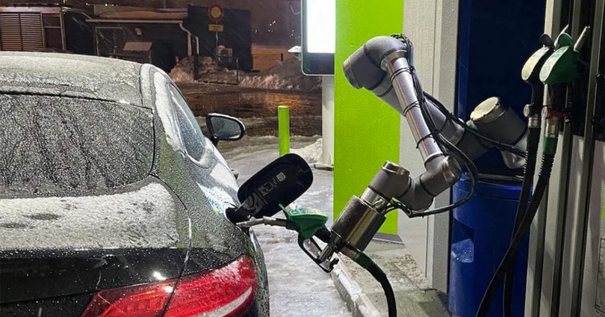 Gaspumping robot lets you stay in your car when it’s cold out