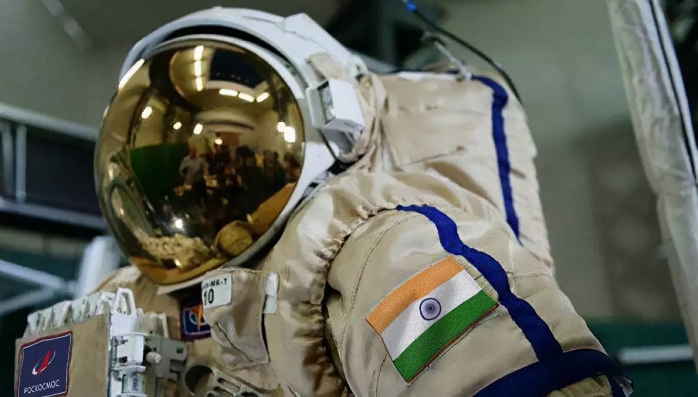 Astronauta z flagą Indii na rękawie skafandra