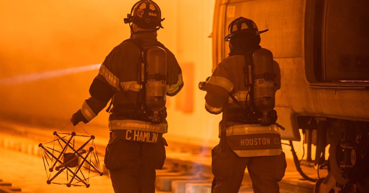 Zmiennokształtne roboty obcych pomagają strażakom na Ziemi