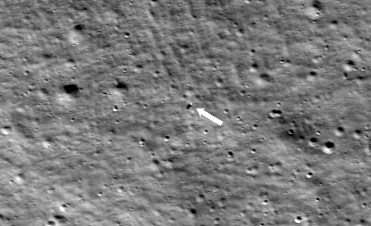 an image of the surface of the moon, with an arrow pointing to the Odysseus lander
