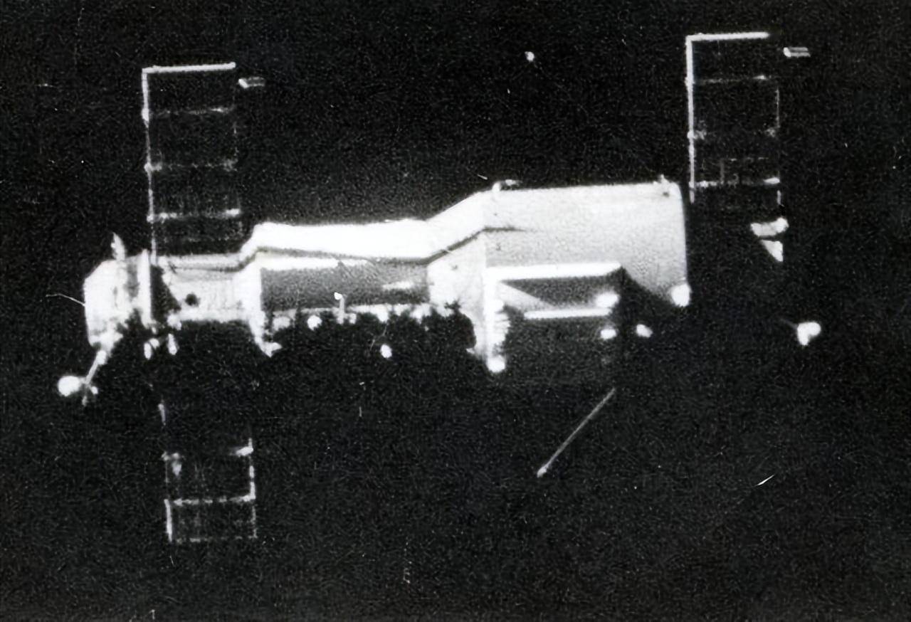 a black and white image of a spacecraft